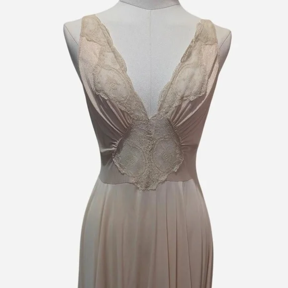 Vintage Olga Cream/Champagne Nightgown (fits a Small/Medium) ‼️Open to Offers - Picture 6 of 6